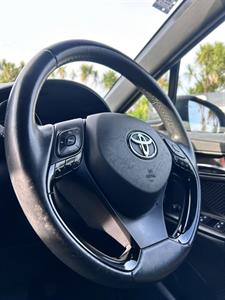 2017 Toyota C-HR - Thumbnail