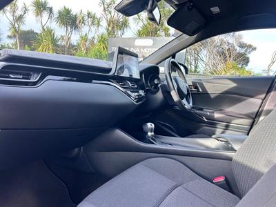 2017 Toyota C-HR - Thumbnail