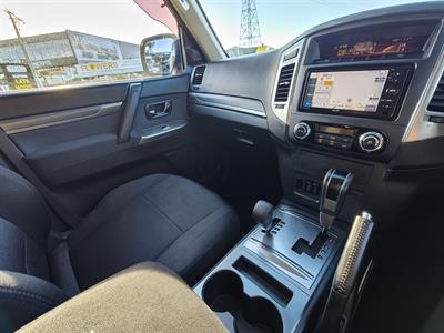 2014 Mitsubishi Pajero - Thumbnail