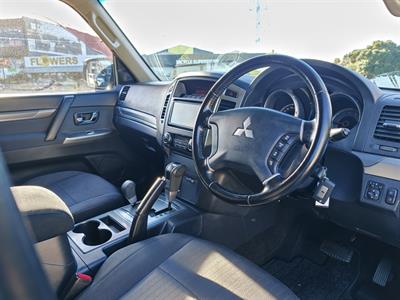 2014 Mitsubishi Pajero - Thumbnail