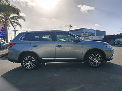 2018 Mitsubishi Outlander - Thumbnail