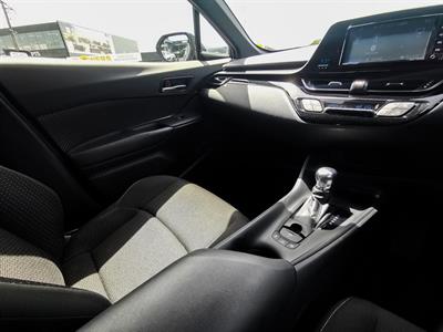 2017 Toyota C-HR - Thumbnail